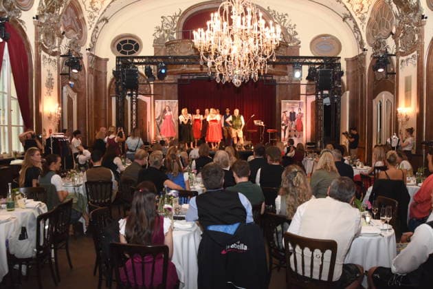 Besucher Muenchen 14.07.2026 Silbersaal des Deutschen Theater Vorstellung der diesjaehrigen Wiesn-Barbara Meier praesentiert ihre nachhaltige Dirndl Kollektion - Angermaier X Greenline by Barbara Meier. Foto Muenchen *** Visitors in Munich, July 14, 2026, Silbersaal at the Deutsches Theater; presentation of this year s Oktoberfest; Barbara Meier presents her sustainable dirndl collection, Angermaier X Greenline by Barbara Meier; photo: Munich