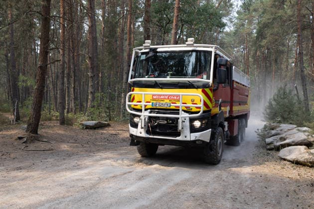 Firefighters operate during a fire in the Fontainebleau Forest - Noisy-sur-Ecole Firefighters operate during a fire in the Fontainebleau Forest, in Noisy-sur-Ecole, in the Paris Ile-de-France region on July 14, 2026. Photo by Raphael Lafargue ABACAPRESS.COM Noisy-sur-Ecole France  Copyright: xLafarguexRaphael ABACAx