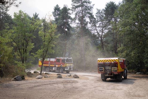 Firefighters operate during a fire in the Fontainebleau Forest - Noisy-sur-Ecole Firefighters operate during a fire in the Fontainebleau Forest, in Noisy-sur-Ecole, in the Paris Ile-de-France region on July 14, 2026. Photo by Raphael Lafargue ABACAPRESS.COM Noisy-sur-Ecole France  Copyright: xLafarguexRaphael ABACAx