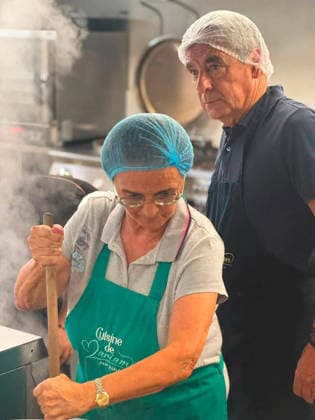 Francois Fillon Cooks with Lebanese NGO - Beirut Former French Prime Minister Francois Fillon (right) helps social workers from NGO ‘La Cuisine de Mariam’ or ‘Mary s soup kitchen’, that prepares and distributes some 5.000 meals a day for displaced people and those in need, in Beirut, Lebanon on July 13, 2026. Photo by APCO via Balkis Press ABACAPRESS.COM Beirut Lebanon  Copyright: xBalkisxPress ABACAx