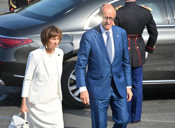 Friedrich Merz, Chancellor of Germany, and his wife; President Emmanuel Macron and officials during the July 14 military ceremony in Paris; Liewig Jacovides, Bestimage; President Emmanuel Macron and officials during the military ceremony on July 14 in Paris, Paris, France  Copyright: xJacovidesx xLiewigx xBestimagexJacovidesx xLiewigx xBestimagex