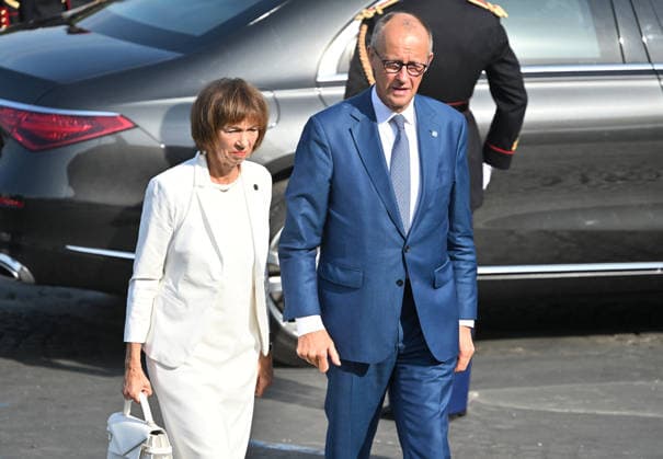 News Themen der Woche KW29 Friedrich Merz, Chancellor of Germany, and his wife; President Emmanuel Macron and officials during the July 14 military ceremony in Paris; Liewig Jacovides, Bestimage; President Emmanuel Macron and officials during the military ceremony on July 14 in Paris, Paris, France  Copyright: xJacovidesx xLiewigx xBestimagexJacovidesx xLiewigx xBestimagex