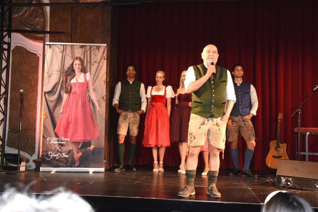 Mit Models Dr Axel Munz Angermaier Tracht Muenchen 14.07.2026 Silbersaal des Deutschen Theater Vorstellung der diesjaehrigen Wiesn-Barbara Meier praesentiert ihre nachhaltige Dirndl Kollektion - Angermaier X Greenline by Barbara Meier. Foto Muenchen *** With models Dr. Axel Munz Angermaier, traditional costume, Munich, July 14, 2026, Silbersaal at the Deutsches Theater, presentation of this year’s Oktoberfest; Barbara Meier presents her sustainable dirndl collection, Angermaier X Greenline by Barbara Meier; photo, Munich