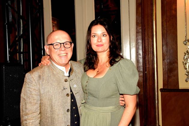 Juergen Kirner Schauspieler Saenger Kabarettist Angela Ascher Schauspielerin Muenchen 14.07.2026 Silbersaal des Deutschen Theater Vorstellung der diesjaehrigen Wiesn-Barbara Meier praesentiert ihre nachhaltige Dirndl Kollektion - Angermaier X Greenline by Barbara Meier. Foto Muenchen *** Jürgen Kirner, actor, singer, and cabaret artist; Angela Ascher, actress; Munich, July 14, 2026; Silbersaal at the Deutsches Theater; presentation of this year’s Oktoberfest; Barbara Meier presents her sustainable dirndl collection, Angermaier X Greenline by Barbara Meier; photo: Munich