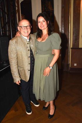 Juergen Kirner Schauspieler Saenger Kabarettist Angela Ascher Schauspielerin Muenchen 14.07.2026 Silbersaal des Deutschen Theater Vorstellung der diesjaehrigen Wiesn-Barbara Meier praesentiert ihre nachhaltige Dirndl Kollektion - Angermaier X Greenline by Barbara Meier. Foto Muenchen *** Jürgen Kirner, actor, singer, and cabaret artist; Angela Ascher, actress; Munich, July 14, 2026; Silbersaal at the Deutsches Theater; presentation of this year’s Oktoberfest; Barbara Meier presents her sustainable dirndl collection, Angermaier X Greenline by Barbara Meier; photo: Munich