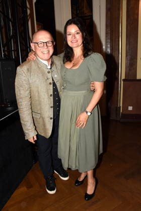 Juergen Kirner Schauspieler Saenger Kabarettist Angela Ascher Schauspielerin Muenchen 14.07.2026 Silbersaal des Deutschen Theater Vorstellung der diesjaehrigen Wiesn-Barbara Meier praesentiert ihre nachhaltige Dirndl Kollektion - Angermaier X Greenline by Barbara Meier. Foto Muenchen *** Jürgen Kirner, actor, singer, and cabaret artist; Angela Ascher, actress; Munich, July 14, 2026; Silbersaal at the Deutsches Theater; presentation of this year’s Oktoberfest; Barbara Meier presents her sustainable dirndl collection, Angermaier X Greenline by Barbara Meier; photo: Munich