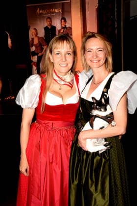 Nina Munz Tochter Angermaier Tracht Eileen Popielaty PR mit Hund Doly Muenchen 14.07.2026 Silbersaal des Deutschen Theater Vorstellung der diesjaehrigen Wiesn-Barbara Meier praesentiert ihre nachhaltige Dirndl Kollektion - Angermaier X Greenline by Barbara Meier. Foto Muenchen *** Nina Munz, daughter of Angermaier, in traditional costume; Eileen Popielaty, PR, with her dog Doly; Munich, July 14, 2026; Silbersaal at the Deutsches Theater; presentation of this year’s Oktoberfest; Barbara Meier presents her sustainable dirndl collection, Angermaier X Greenline by Barbara Meier Photo: Munich