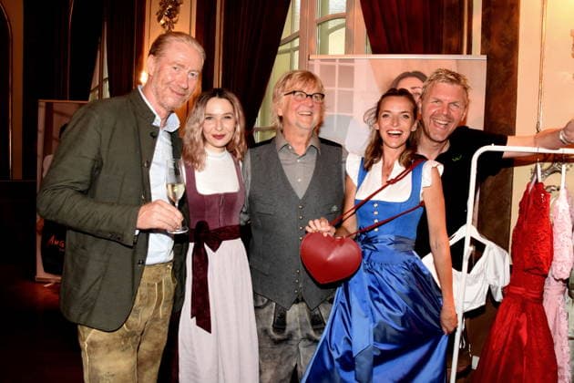 Malte Wiedemeyer Hotel Opera Julia Gruber Schauspielerin Martin Krug Filmproduzent Medienmanager Deboray Mueller Schauspielerin Oliver Hill Unternehmer Muenchen 14.07.2026 Silbersaal des Deutschen Theater Vorstellung der diesjaehrigen Wiesn-Barbara Meier praesentiert ihre nachhaltige Dirndl Kollektion - Angermaier X Greenline by Barbara Meier. Foto Bernd Lindenthale Muenchen *** Malte Wiedemeyer, Hotel Opera; Julia Gruber, actress; Martin Krug, film producer and media manager; Deboray Mueller, actress; Oliver Hill, entrepreneur; Munich, July 14, 2026; Silbersaal at the Deutsches Theater; Presentation of this year’s Oktoberfest; Barbara Meier presents her sustainable dirndl collection; Angermaier X Greenline by Barbara Meier Photo by Bernd L