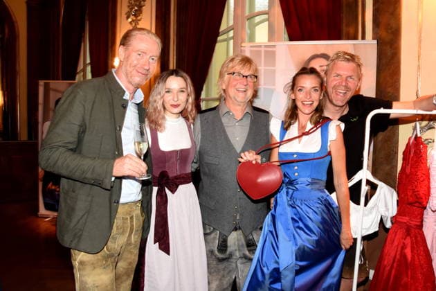 Malte Wiedemeyer Hotel Opera Julia Gruber Schauspielerin Martin Krug Filmproduzent Medienmanager Deboray Mueller Schauspielerin Oliver Hill Unternehmer Muenchen 14.07.2026 Silbersaal des Deutschen Theater Vorstellung der diesjaehrigen Wiesn-Barbara Meier praesentiert ihre nachhaltige Dirndl Kollektion - Angermaier X Greenline by Barbara Meier. Foto Muenchen *** Malte Wiedemeyer, Hotel Opera; Julia Gruber, actress; Martin Krug, film producer and media manager; Deboray Mueller, actress; Oliver Hill, entrepreneur; Munich, July 14, 2026; Silbersaal at the Deutsches Theater; Presentation of this year’s Oktoberfest; Barbara Meier presents her sustainable dirndl collection; Angermaier X Greenline by Barbara Meier Photo: Munich