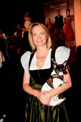 Eileen Popielaty PR mit Hund Doly Muenchen 14.07.2026 Silbersaal des Deutschen Theater Vorstellung der diesjaehrigen Wiesn-Barbara Meier praesentiert ihre nachhaltige Dirndl Kollektion - Angermaier X Greenline by Barbara Meier. Foto Muenchen *** Eileen Popielaty, PR, with her dog Doly, Munich, July 14, 2026, Silbersaal at the Deutsches Theater, presentation of this year’s Oktoberfest; Barbara Meier presents her sustainable dirndl collection, Angermaier X Greenline by Barbara Meier; photo: Munich