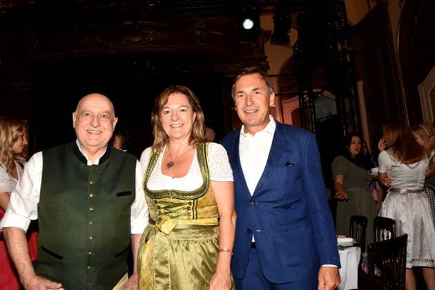 Dr Axel Munz Angermaier Tracht Anja Berger Stadtraetin Thomas Linsmayer Deutsches Theater GF- Muenchen 14.07.2026 Silbersaal des Deutschen Theater Vorstellung der diesjaehrigen Wiesn-Barbara Meier praesentiert ihre nachhaltige Dirndl Kollektion - Angermaier X Greenline by Barbara Meier. Foto Muenchen *** Dr. Axel Munz Angermaier Traditional Costume Anja Berger City Councilwoman Thomas Linsmayer Managing Director of the Deutsches Theater, Munich July 14, 2026 Silbersaal at the Deutsches Theater Presentation of this year’s Oktoberfest Barbara Meier presents her sustainable dirndl collection Angermaier X Greenline by Barbara Meier Photo: Munich