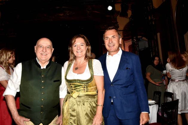 Dr Axel Munz Angermaier Tracht Anja Berger Stadtraetin Thomas Linsmayer Deutsches Theater GF- Muenchen 14.07.2026 Silbersaal des Deutschen Theater Vorstellung der diesjaehrigen Wiesn-Barbara Meier praesentiert ihre nachhaltige Dirndl Kollektion - Angermaier X Greenline by Barbara Meier. Foto Muenchen *** Dr. Axel Munz Angermaier Traditional Costume Anja Berger City Councilwoman Thomas Linsmayer Managing Director of the Deutsches Theater, Munich July 14, 2026 Silbersaal at the Deutsches Theater Presentation of this year’s Oktoberfest Barbara Meier presents her sustainable dirndl collection Angermaier X Greenline by Barbara Meier Photo: Munich