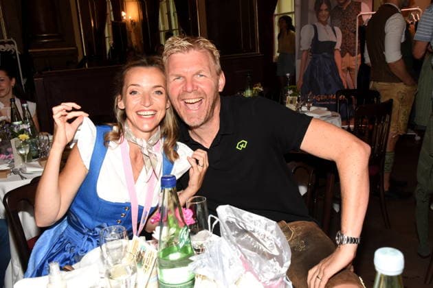 Deborah Mueller Schauspielerin Oliver Hill Unternehmer Muenchen 14.07.2026 Silbersaal des Deutschen Theater Vorstellung der diesjaehrigen Wiesn-Barbara Meier praesentiert ihre nachhaltige Dirndl Kollektion - Angermaier X Greenline by Barbara Meier. Foto Muenchen *** Deborah Mueller, actress; Oliver Hill, entrepreneur; Munich, July 14, 2026; Silbersaal at the Deutsches Theater; Presentation of this year’s Oktoberfest; Barbara Meier presents her sustainable dirndl collection, Angermaier X Greenline by Barbara Meier; Photo: Munich