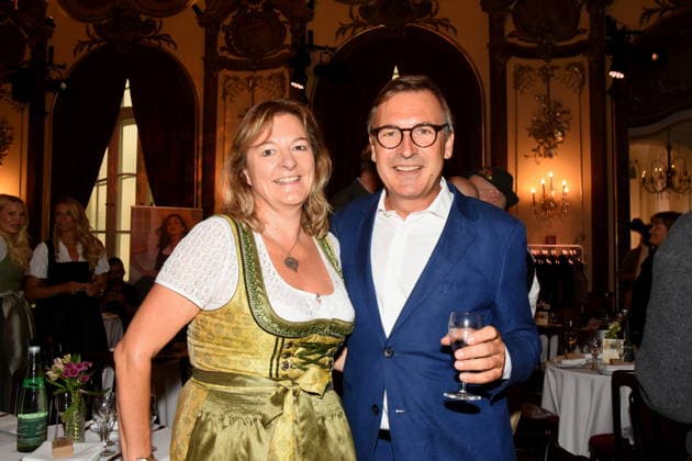 Anja Berger Stadtraetin Thomas Linsmayer Deutsches Theater GF- Muenchen 14.07.2026 Silbersaal des Deutschen Theater Vorstellung der diesjaehrigen Wiesn-Barbara Meier praesentiert ihre nachhaltige Dirndl Kollektion - Angermaier X Greenline by Barbara Meier. Foto Muenchen *** Anja Berger, City Councilwoman; Thomas Linsmayer, Managing Director of the Deutsches Theater; Munich, July 14, 2026; Silbersaal at the Deutsches Theater; Presentation of this year’s Oktoberfest; Barbara Meier presents her sustainable dirndl collection, Angermaier X Greenline by Barbara Meier; Photo: Munich