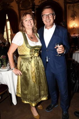 Anja Berger Stadtraetin Thomas Linsmayer Deutsches Theater GF- Muenchen 14.07.2026 Silbersaal des Deutschen Theater Vorstellung der diesjaehrigen Wiesn-Barbara Meier praesentiert ihre nachhaltige Dirndl Kollektion - Angermaier X Greenline by Barbara Meier. Foto Muenchen *** Anja Berger, City Councilwoman; Thomas Linsmayer, Managing Director of the Deutsches Theater; Munich, July 14, 2026; Silbersaal at the Deutsches Theater; Presentation of this year’s Oktoberfest; Barbara Meier presents her sustainable dirndl collection, Angermaier X Greenline by Barbara Meier; Photo: Munich