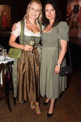 Raphaela Maier Schauspielerin Iberl Buehne Inhaberin Angela Ascher Schauspielerin Muenchen 14.07.2026 Silbersaal des Deutschen Theater Vorstellung der diesjaehrigen Wiesn-Barbara Meier praesentiert ihre nachhaltige Dirndl Kollektion - Angermaier X Greenline by Barbara Meier. Foto Muenchen *** Raphaela Maier, actress; Iberl Buehne, owner; Angela Ascher, actress; Munich, July 14, 2026; Silbersaal at the Deutsches Theater; Presentation of this year’s Oktoberfest; Barbara Meier presents her sustainable dirndl collection, Angermaier X Greenline by Barbara Meier; Photo Munich