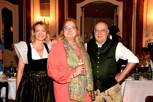 Eileen Popielaty PR Trachten Angermaier Yvonne Heckl Muenchner Schausteller Pressesprecherin Dr Axel Munz Angermaier Tracht Muenchen 14.07.2026 Silbersaal des Deutschen Theater Vorstellung der diesjaehrigen Wiesn-Barbara Meier praesentiert ihre nachhaltige Dirndl Kollektion - Angermaier X Greenline by Barbara Meier. Foto Muenchen *** Eileen Popielaty, PR for Angermaier Traditional Costumes; Yvonne Heckl, Munich Showman; Press Spokesperson Dr. Axel Munz; Angermaier Traditional Costumes, Munich, July 14, 2026; Silbersaal at the Deutsches Theater; Presentation of this year’s Oktoberfest; Barbara Meier presents her sustainable dirndl collection: Angermaier X Greenline by Barbara Meier Photo: Munich