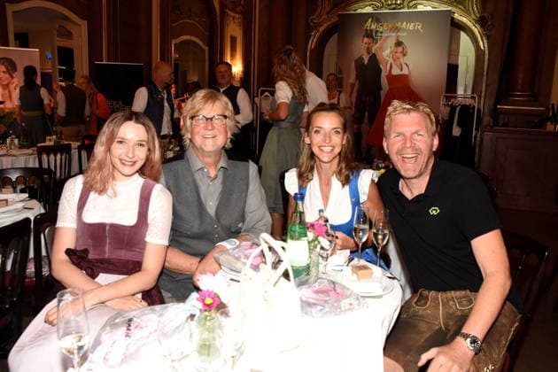 Julia Gruber Schauspielerin Martin Krug Filmmemacher Medienmanager Deborah Mueller Schauspielerin Oliver Hill Unternehmer Muenchen 14.07.2026 Silbersaal des Deutschen Theater Vorstellung der diesjaehrigen Wiesn-Barbara Meier praesentiert ihre nachhaltige Dirndl Kollektion - Angermaier X Greenline by Barbara Meier. Foto Muenchen *** Julia Gruber, actress; Martin Krug, filmmaker and media manager; Deborah Mueller, actress; Oliver Hill, entrepreneur; Munich, July 14, 2026; Silbersaal at the Deutsches Theater; Presentation of this year’s Oktoberfest; Barbara Meier presents her sustainable dirndl collection, Angermaier X Greenline by Barbara Meier Photo: Munich