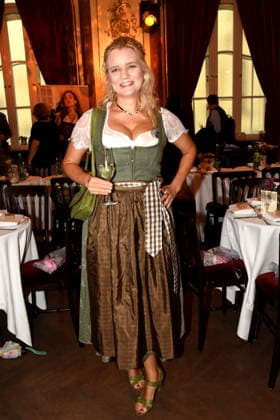 Raphaela Maier Schauspielerin Iberl Buehnen Inhaberin Muenchen 14.07.2026 Silbersaal des Deutschen Theater Vorstellung der diesjaehrigen Wiesn-Barbara Meier praesentiert ihre nachhaltige Dirndl Kollektion - Angermaier X Greenline by Barbara Meier. Foto Muenchen *** Raphaela Maier, actress; owner of Iberl Buehnen, Munich; July 14, 2026; Silbersaal at the Deutsches Theater; presentation of this year’s Oktoberfest; Barbara Meier presents her sustainable dirndl collection, Angermaier X Greenline by Barbara Meier; photo: Munich