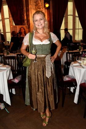 Raphaela Maier Schauspielerin Iberl Buehnen Inhaberin Muenchen 14.07.2026 Silbersaal des Deutschen Theater Vorstellung der diesjaehrigen Wiesn-Barbara Meier praesentiert ihre nachhaltige Dirndl Kollektion - Angermaier X Greenline by Barbara Meier. Foto Muenchen *** Raphaela Maier, actress; owner of Iberl Buehnen, Munich; July 14, 2026; Silbersaal at the Deutsches Theater; presentation of this year’s Oktoberfest; Barbara Meier presents her sustainable dirndl collection, Angermaier X Greenline by Barbara Meier; photo: Munich