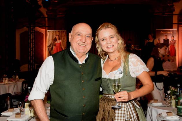 Dr Axel Munz Angermaier Tracht Raphaela Maier Schauspielerin Iberl Buehnen Inhaberin Muenchen 14.07.2026 Silbersaal des Deutschen Theater Vorstellung der diesjaehrigen Wiesn-Barbara Meier praesentiert ihre nachhaltige Dirndl Kollektion - Angermaier X Greenline by Barbara Meier. Foto Muenchen *** Dr. Axel Munz Angermaier, Traditional Costume Designer; Raphaela Maier, Actress; Iberl Buehnen, Owner; Munich, July 14, 2026; Silbersaal at the Deutsches Theater; Presentation of this year’s Oktoberfest; Barbara Meier presents her sustainable dirndl collection, Angermaier X Greenline by Barbara Meier Photo: Munich