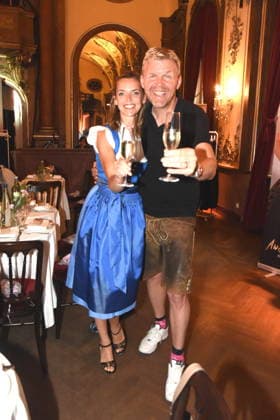 Deborah Mueller Schauspielerin Oliver Hill Unternehmer Muenchen 14.07.2026 Silbersaal des Deutschen Theater Vorstellung der diesjaehrigen Wiesn-Barbara Meier praesentiert ihre nachhaltige Dirndl Kollektion - Angermaier X Greenline by Barbara Meier. Foto Muenchen *** Deborah Mueller, actress; Oliver Hill, entrepreneur; Munich, July 14, 2026; Silbersaal at the Deutsches Theater; Presentation of this year s Oktoberfest; Barbara Meier presents her sustainable dirndl collection, Angermaier X Greenline by Barbara Meier; Photo: Munich
