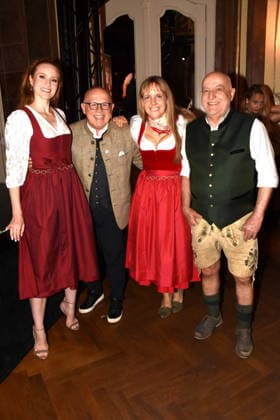 Barbara Meier Model Juergen Kirner Kabarettist Schauspieler Nina Munz Tochter Dr Axel Munz Angermaier Tracht Muenchen 14.07.2026 Silbersaal des Deutschen Theater Vorstellung der diesjaehrigen Wiesn-Barbara Meier praesentiert ihre nachhaltige Dirndl Kollektion - Angermaier X Greenline by Barbara Meier. Foto Muenchen *** Barbara Meier, model; Juergen Kirner, cabaret artist and actor; Nina Munz, daughter of Dr. Axel Munz; Angermaier traditional costume; Munich, July 14, 2026; Silbersaal at the Deutsches Theater; presentation of this year’s Oktoberfest; Barbara Meier presents her sustainable dirndl collection, Angermaier X Greenline by Barbara Meier Photo: Munich