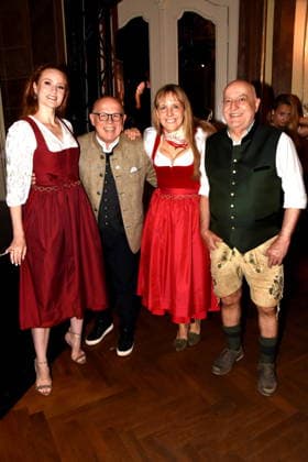 Barbara Meier Model Juergen Kirner Kabarettist Schauspieler Nina Munz Tochter Dr Axel Munz Angermaier Tracht Muenchen 14.07.2026 Silbersaal des Deutschen Theater Vorstellung der diesjaehrigen Wiesn-Barbara Meier praesentiert ihre nachhaltige Dirndl Kollektion - Angermaier X Greenline by Barbara Meier. Foto Muenchen *** Barbara Meier, model; Juergen Kirner, cabaret artist and actor; Nina Munz, daughter of Dr. Axel Munz; Angermaier traditional costume; Munich, July 14, 2026; Silbersaal at the Deutsches Theater; presentation of this year’s Oktoberfest; Barbara Meier presents her sustainable dirndl collection, Angermaier X Greenline by Barbara Meier Photo: Munich