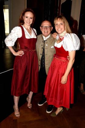 Barbara Meier Model Juergen Kirner Kabarettist Schauspieler Nina Munz Tochter Angermaier Tracht Muenchen 14.07.2026 Silbersaal des Deutschen Theater Vorstellung der diesjaehrigen Wiesn-Barbara Meier praesentiert ihre nachhaltige Dirndl Kollektion - Angermaier X Greenline by Barbara Meier. Foto Muenchen *** Barbara Meier, model; Juergen Kirner, cabaret artist and actor; Nina Munz, daughter of Angermaier; traditional costume; Munich, July 14, 2026; Silbersaal at the Deutsches Theater; presentation of this year’s Oktoberfest; Barbara Meier presents her sustainable dirndl collection, Angermaier X Greenline by Barbara Meier Photo: Munich