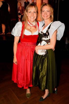 Nina Munz Tochter Angermaier Tracht Eileen Popielaty PR mit Hund Doly Muenchen 14.07.2026 Silbersaal des Deutschen Theater Vorstellung der diesjaehrigen Wiesn-Barbara Meier praesentiert ihre nachhaltige Dirndl Kollektion - Angermaier X Greenline by Barbara Meier. Foto Muenchen *** Nina Munz, daughter of Angermaier, in traditional costume; Eileen Popielaty, PR, with her dog Doly; Munich, July 14, 2026; Silbersaal at the Deutsches Theater; presentation of this year’s Oktoberfest; Barbara Meier presents her sustainable dirndl collection, Angermaier X Greenline by Barbara Meier Photo: Munich