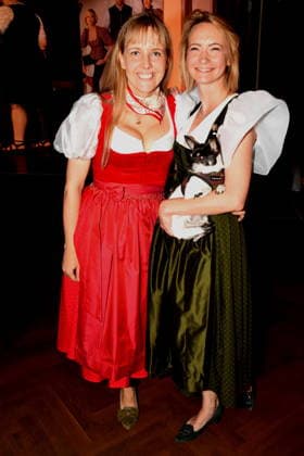 Nina Munz Tochter Angermaier Tracht Eileen Popielaty PR mit Hund Doly Muenchen 14.07.2026 Silbersaal des Deutschen Theater Vorstellung der diesjaehrigen Wiesn-Barbara Meier praesentiert ihre nachhaltige Dirndl Kollektion - Angermaier X Greenline by Barbara Meier. Foto Muenchen *** Nina Munz, daughter of Angermaier, in traditional costume; Eileen Popielaty, PR, with her dog Doly; Munich, July 14, 2026; Silbersaal at the Deutsches Theater; presentation of this year’s Oktoberfest; Barbara Meier presents her sustainable dirndl collection, Angermaier X Greenline by Barbara Meier Photo: Munich