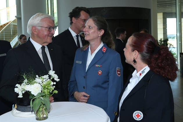 Gedenkstunde Hochwasserkatastrophe am 14.07.2026 im Landtag Nordrhein-Westfalen in Düsseldorf Frank-Walter Steinmeier ( Bundespräsident ) im Gespräch mit Helferinnen nach der Gedenkstunde im Landtag Nordrhein-Westfalen. *** Memorial service for the flood disaster on July 14, 2026, at the North Rhine-Westphalia State Parliament in Düsseldorf; Federal President Frank-Walter Steinmeier speaking with volunteers after the memorial service at the North Rhine-Westphalia State Parliament xRx