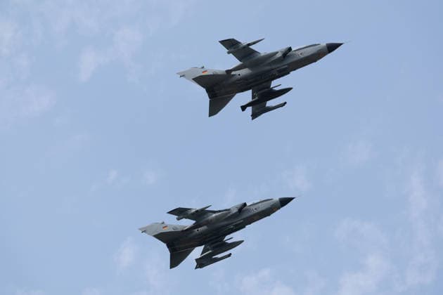 14.07.2026, xjrdrx, Politik Bundeswehr, Bundeswehr Tornados - über dem Saarpolygon Deutsch-Französisches Freundschaftsfest Panavia Tornado IDS des Taktischen Luftwaffengeschwaders 33 (TaktLwG 33) der Bundeswehr vom Fliegerhorst in Büchel Formationsflug Saarlouis *** July 14, 2026, xjrdrx, Politics, German Armed Forces, German Armed Forces Tornado jets over the Saarpolygon German-French Friendship Festival Panavia Tornado IDS of Tactical Air Force Wing 33 (TaktLwG 33) of the German Armed Forces from Büchel Air Base, formation flight over Saarlouis