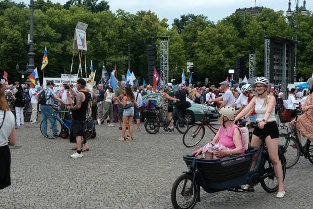 RECORD DATE NOT STATED Russland ist nicht unser Feind! Kundgebung der Friedenskundgebung u.a. mit Beiträge Sevim Dagdelen, Eugen Drewermann, Justus Frantz, Gabriele Gysi am Brandenburger Tor, auf dem Platz des 18. März, 20.6.2026 *** Russia Is Not Our Enemy Peace Rally featuring speeches by Sevim Dagdelen, Eugen Drewermann, Justus Frantz, Gabriele Gysi, and others at the Brandenburg Gate, on 18 March Square, June 20, 2026