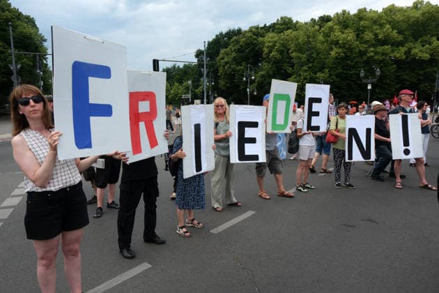 RECORD DATE NOT STATED Russland ist nicht unser Feind! Kundgebung der Friedenskundgebung u.a. mit Beiträge Sevim Dagdelen, Eugen Drewermann, Justus Frantz, Gabriele Gysi am Brandenburger Tor, auf dem Platz des 18. März, 20.6.2026 *** Russia Is Not Our Enemy Peace Rally featuring speeches by Sevim Dagdelen, Eugen Drewermann, Justus Frantz, Gabriele Gysi, and others at the Brandenburg Gate, on 18 March Square, June 20, 2026