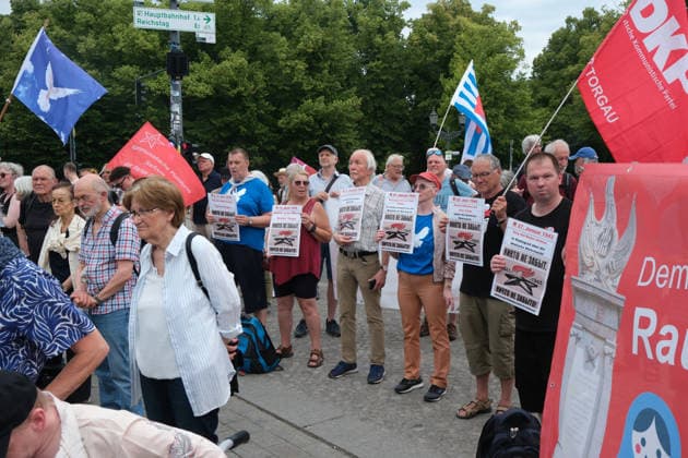 RECORD DATE NOT STATED Russland ist nicht unser Feind! Kundgebung der Friedenskundgebung u.a. mit Beiträge Sevim Dagdelen, Eugen Drewermann, Justus Frantz, Gabriele Gysi am Brandenburger Tor, auf dem Platz des 18. März, 20.6.2026 *** Russia Is Not Our Enemy Peace Rally featuring speeches by Sevim Dagdelen, Eugen Drewermann, Justus Frantz, Gabriele Gysi, and others at the Brandenburg Gate, on 18 March Square, June 20, 2026