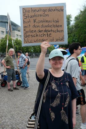 RECORD DATE NOT STATED Russland ist nicht unser Feind! Kundgebung der Friedenskundgebung u.a. mit Beiträge Sevim Dagdelen, Eugen Drewermann, Justus Frantz, Gabriele Gysi am Brandenburger Tor, auf dem Platz des 18. März, 20.6.2026 *** Russia Is Not Our Enemy Peace Rally featuring speeches by Sevim Dagdelen, Eugen Drewermann, Justus Frantz, Gabriele Gysi, and others at the Brandenburg Gate, on 18 March Square, June 20, 2026