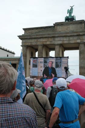 RECORD DATE NOT STATED Russland ist nicht unser Feind! Kundgebung der Friedenskundgebung u.a. mit Beiträge Sevim Dagdelen, Eugen Drewermann, Justus Frantz, Gabriele Gysi am Brandenburger Tor, auf dem Platz des 18. März, 20.6.2026 *** Russia Is Not Our Enemy Peace Rally featuring speeches by Sevim Dagdelen, Eugen Drewermann, Justus Frantz, Gabriele Gysi, and others at the Brandenburg Gate, on 18 March Square, June 20, 2026