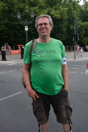 RECORD DATE NOT STATED Russland ist nicht unser Feind! Kundgebung der Friedenskundgebung u.a. mit Beiträge Sevim Dagdelen, Eugen Drewermann, Justus Frantz, Gabriele Gysi am Brandenburger Tor, auf dem Platz des 18. März, 20.6.2026 *** Russia Is Not Our Enemy Peace Rally featuring speeches by Sevim Dagdelen, Eugen Drewermann, Justus Frantz, Gabriele Gysi, and others at the Brandenburg Gate, on 18 March Square, June 20, 2026