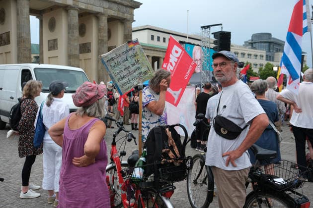 RECORD DATE NOT STATED Russland ist nicht unser Feind! Kundgebung der Friedenskundgebung u.a. mit Beiträge Sevim Dagdelen, Eugen Drewermann, Justus Frantz, Gabriele Gysi am Brandenburger Tor, auf dem Platz des 18. März, 20.6.2026 *** Russia Is Not Our Enemy Peace Rally featuring speeches by Sevim Dagdelen, Eugen Drewermann, Justus Frantz, Gabriele Gysi, and others at the Brandenburg Gate, on 18 March Square, June 20, 2026