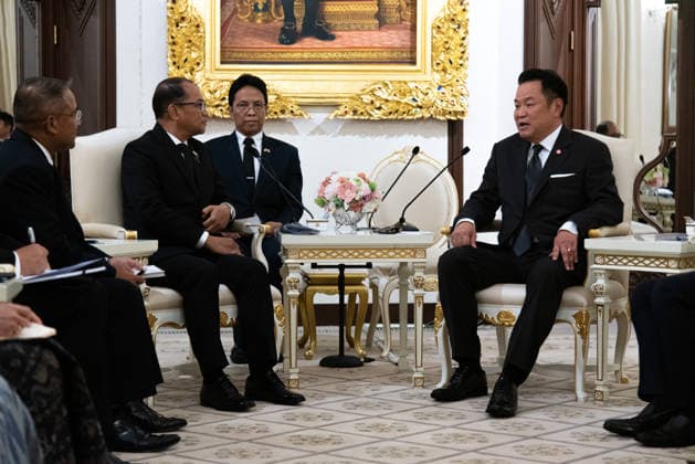 Myanmar Foreign Minister Tin Maung Swe meets with Thailand s PM in Bangkok - 14 Jul 2026 Myanmar Foreign Minister Tin Maung Swe (C-L) seen talking with Thailand s prime minister Anutin Charnvirakul (R) during the meeting at the Government House. Myanmar Foreign Minister Tin Maung Swe visits Thailand to attend the Informal Meeting of ASEAN Foreign Ministers, which includes the Informal Consultation on Myanmar. Bangkok Thailand Copyright: xPeeraponxBoonyakiatx xSOPAxImagesx Myanmar_Foreign_Minister-6