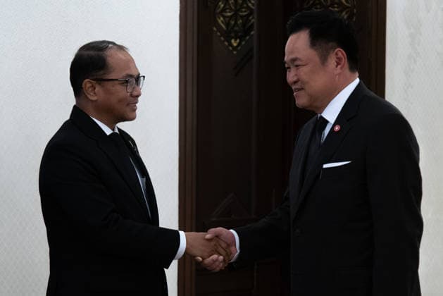 Myanmar Foreign Minister Tin Maung Swe meets with Thailand s PM in Bangkok - 14 Jul 2026 Myanmar Foreign Minister Tin Maung Swe (L) seen shaking hands with Thailand s prime minister Anutin Charnvirakul (R) during the meeting at the Government House. Myanmar Foreign Minister Tin Maung Swe visits Thailand to attend the Informal Meeting of ASEAN Foreign Ministers, which includes the Informal Consultation on Myanmar. Bangkok Thailand Copyright: xPeeraponxBoonyakiatx xSOPAxImagesx Myanmar_Foreign_Minister