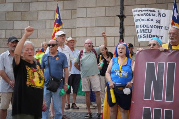 ANC Rally in Barcelona’s Plaza de Sant Jaume Against the Royal Family’s Visit Several people carrying pro-independence flags during the protest rally on July 14, 2026, in Barcelona, Catalonia, Spain. This citizen mobilization, called by the Catalan National Assembly (ANC) in Sant Jaume Square, was organized in parallel to protest the presence of the King and Queen, Princess Leonor, and Infanta Sofía in the city for the 2026 Princess of Girona Awards, bringing together protesters to express pro-independence and republican sentiments. JULY 14, 2026 NO KING, NO CROWN Barcelona, Catalonia Barcelona, Catalonia Spain  Copyright: xDavidxZorrakinox 7664535