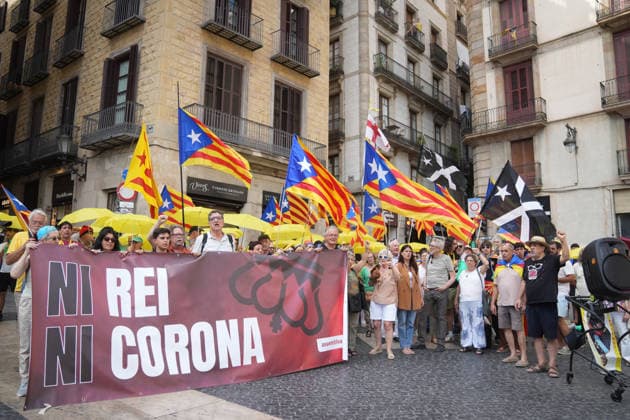 ANC Rally in Barcelona’s Plaza de Sant Jaume Against the Royal Family’s Visit Several people carrying pro-independence flags during the protest rally on July 14, 2026, in Barcelona, Catalonia, Spain. This citizen mobilization, called by the Catalan National Assembly (ANC) in Sant Jaume Square, was organized in parallel to protest the presence of the King and Queen, Princess Leonor, and Infanta Sofía in the city for the 2026 Princess of Girona Awards, bringing together protesters to express pro-independence and republican sentiments. JULY 14, 2026 NO KING, NO CROWN Barcelona, Catalonia Barcelona, Catalonia Spain  Copyright: xDavidxZorrakinox 7664536
