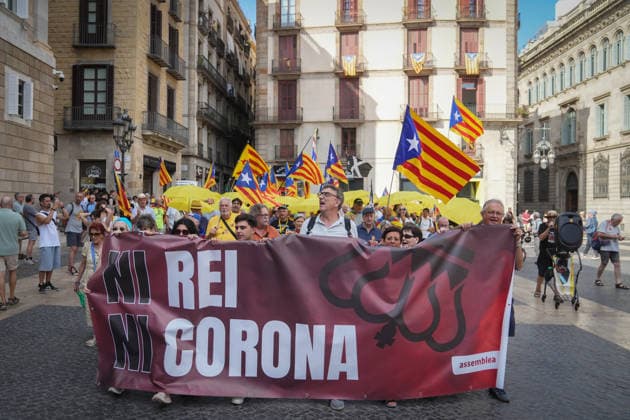 ANC Rally in Barcelona’s Plaza de Sant Jaume Against the Royal Family’s Visit Several people carrying pro-independence flags during the protest rally on July 14, 2026, in Barcelona, Catalonia, Spain. This citizen mobilization, called by the Catalan National Assembly (ANC) in Sant Jaume Square, was organized in parallel to protest the presence of the King and Queen, Princess Leonor, and Infanta Sofía in the city for the 2026 Princess of Girona Awards, bringing together protesters to express pro-independence and republican sentiments. JULY 14, 2026 NO KING, NO CROWN Barcelona, Catalonia Barcelona, Catalonia Spain  Copyright: xDavidxZorrakinox 7664538
