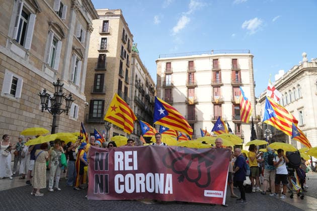 ANC Rally in Barcelona’s Plaza de Sant Jaume Against the Royal Family’s Visit Several people carrying pro-independence flags during the protest rally on July 14, 2026, in Barcelona, Catalonia, Spain. This citizen mobilization, called by the Catalan National Assembly (ANC) in Sant Jaume Square, was organized in parallel to protest the presence of the King and Queen, Princess Leonor, and Infanta Sofía in the city for the 2026 Princess of Girona Awards, bringing together protesters to express pro-independence and republican sentiments. JULY 14, 2026 NO KING, NO CROWN Barcelona, Catalonia Barcelona, Catalonia Spain  Copyright: xDavidxZorrakinox 7664539