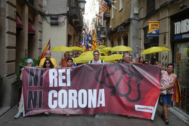 ANC Rally in Barcelona’s Plaza de Sant Jaume Against the Royal Family’s Visit Several people carrying pro-independence flags during the protest rally on July 14, 2026, in Barcelona, Catalonia, Spain. This citizen mobilization, called by the Catalan National Assembly (ANC) in Sant Jaume Square, was organized in parallel to protest the presence of the King and Queen, Princess Leonor, and Infanta Sofía in the city for the 2026 Princess of Girona Awards, bringing together protesters to express pro-independence and republican sentiments. JULY 14, 2026 NO KING, NO CROWN Barcelona, Catalonia Barcelona, Catalonia Spain  Copyright: xDavidxZorrakinox 7664543
