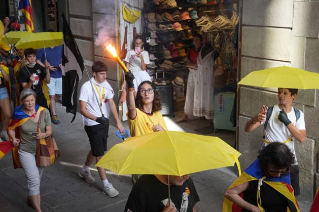 ANC Rally in Barcelona’s Plaza de Sant Jaume Against the Royal Family’s Visit Several people carrying pro-independence flags during the protest rally on July 14, 2026, in Barcelona, Catalonia, Spain. This citizen mobilization, called by the Catalan National Assembly (ANC) in Sant Jaume Square, was organized in parallel to protest the presence of the King and Queen, Princess Leonor, and Infanta Sofía in the city for the 2026 Princess of Girona Awards, bringing together protesters to express pro-independence and republican sentiments. JULY 14, 2026 NO KING, NO CROWN Barcelona, Catalonia Barcelona, Catalonia Spain  Copyright: xDavidxZorrakinox 7664547
