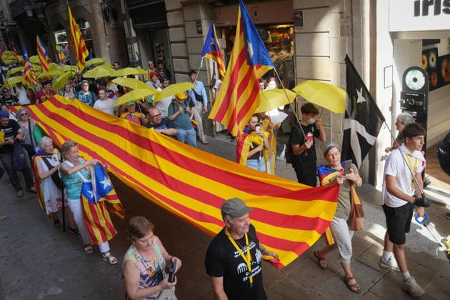 ANC Rally in Barcelona’s Plaza de Sant Jaume Against the Royal Family’s Visit Several people carrying pro-independence flags during the protest rally on July 14, 2026, in Barcelona, Catalonia, Spain. This citizen mobilization, called by the Catalan National Assembly (ANC) in Sant Jaume Square, was organized in parallel to protest the presence of the King and Queen, Princess Leonor, and Infanta Sofía in the city for the 2026 Princess of Girona Awards, bringing together protesters to express pro-independence and republican sentiments. JULY 14, 2026 NO KING, NO CROWN Barcelona, Catalonia Barcelona, Catalonia Spain  Copyright: xDavidxZorrakinox 7664548