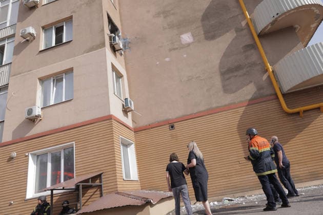 Resident Building After Russian Drone Strike - Kharkiv A resident building in the Shevchenkivskyi district is seen after a Russian drone hit a window of a high-rise building in Kharkiv, Ukraine on July 14 2026 injuring one person, according to Oleg Synegubov, head of the Kharkiv OVA. Medics are providing necessary assistance. Photo by Yevhen Titov ABACAPRESS.COM Kharkiv Ukraine  Copyright: xTitovxYevhen ABACAx